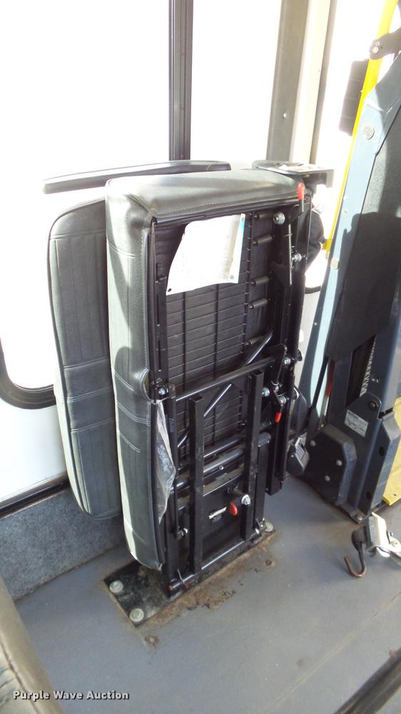 image for item J5722 2007 Ford Econoline E450 Super Duty Aerotech shuttle bus