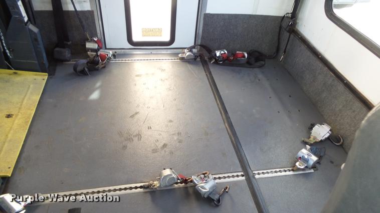 image for item J5722 2007 Ford Econoline E450 Super Duty Aerotech shuttle bus