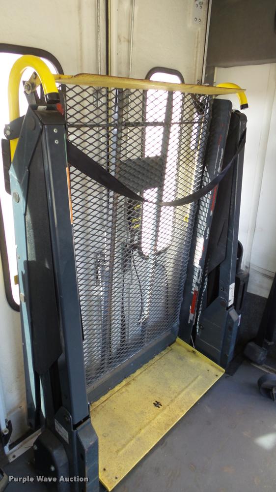 image for item J5722 2007 Ford Econoline E450 Super Duty Aerotech shuttle bus