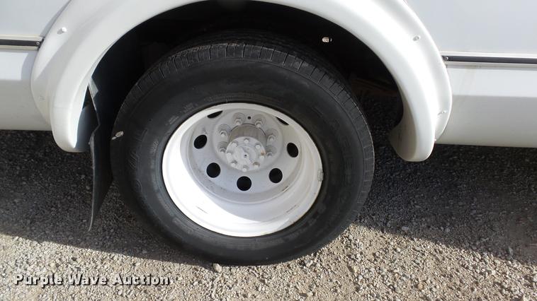 image for item J5722 2007 Ford Econoline E450 Super Duty Aerotech shuttle bus