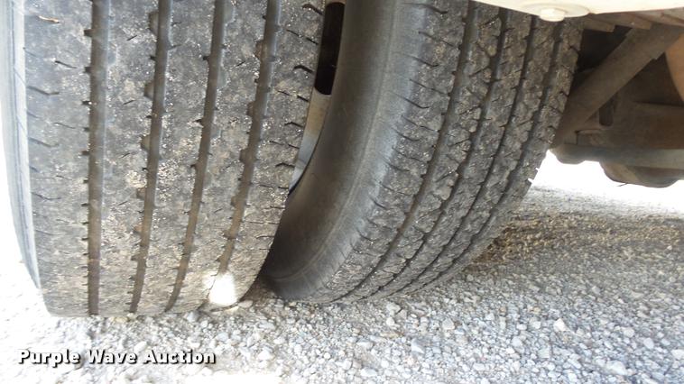 image for item J5722 2007 Ford Econoline E450 Super Duty Aerotech shuttle bus