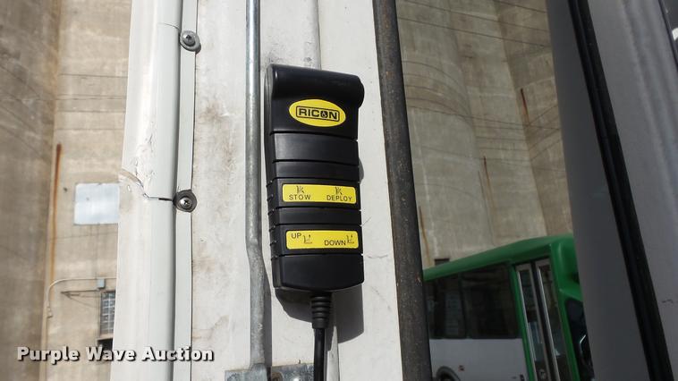 image for item J5722 2007 Ford Econoline E450 Super Duty Aerotech shuttle bus