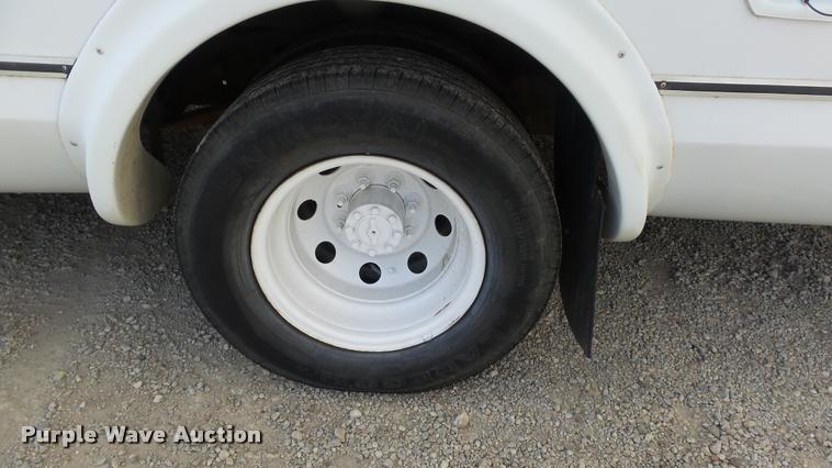 image for item J5722 2007 Ford Econoline E450 Super Duty Aerotech shuttle bus