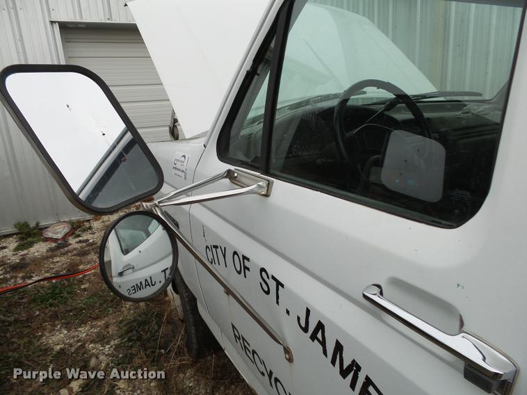 image for item K1009 1995 Ford F350 refuse truck