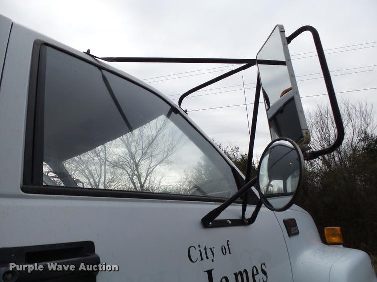 image for item K1010 2002 GMC C8500 refuse truck