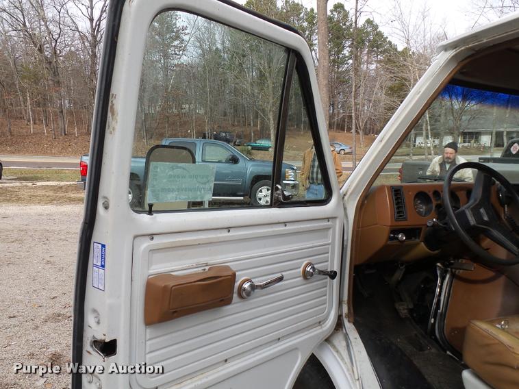 image for item K3413 1988 GMC Vandura G3500 box truck