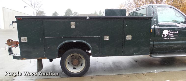 image for item K8064 2001 Ford F550 Super Duty XL utility truck