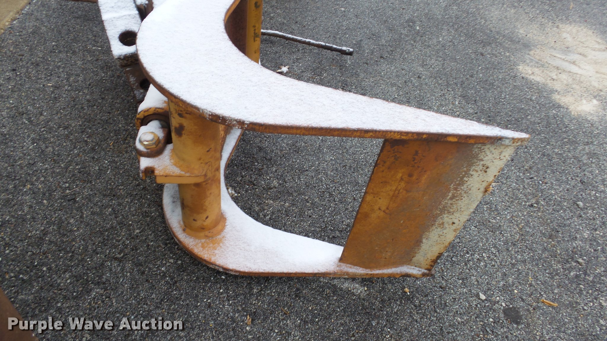 Case backhoe grapple in Overland Park, KS Item BU9100 sold Purple Wave