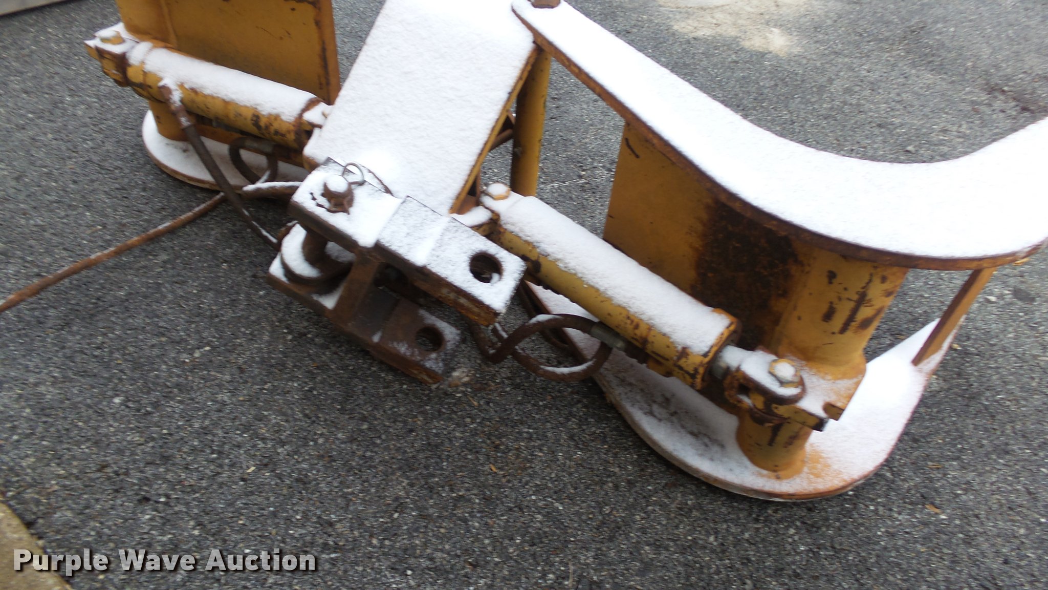 Case backhoe grapple in Overland Park, KS Item BU9100 sold Purple Wave