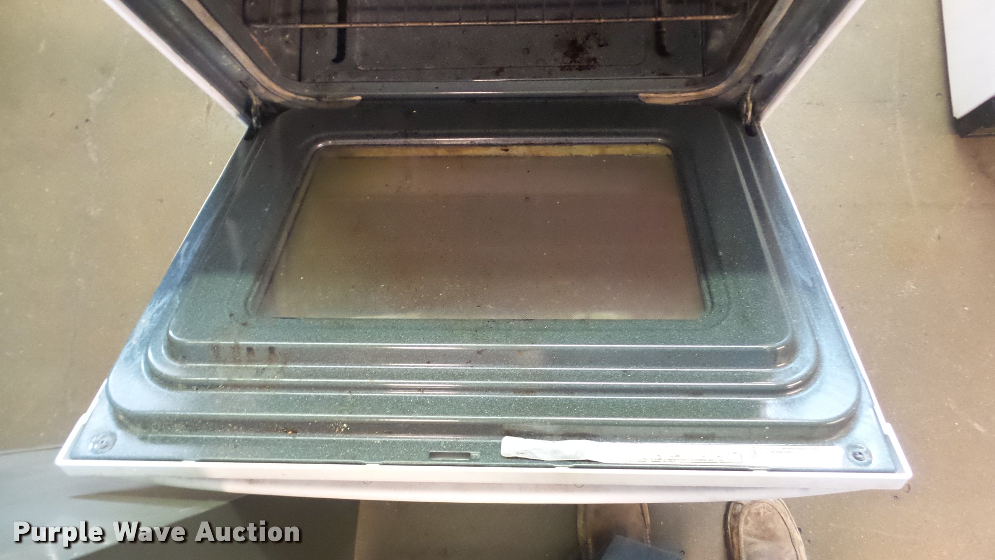 Whirlpool Super Capacity 465 range/oven in Hutchinson, KS Item DF9188