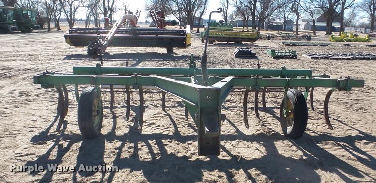 image for item DG9192 John Deere 100 chisel