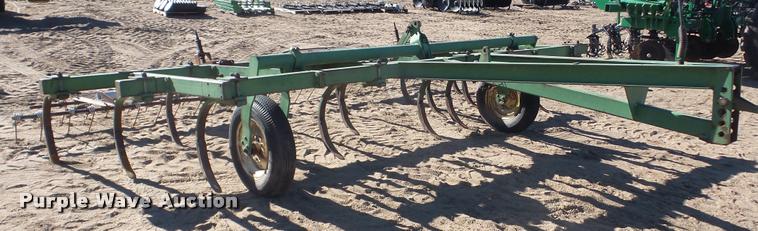 image for item DG9192 John Deere 100 chisel