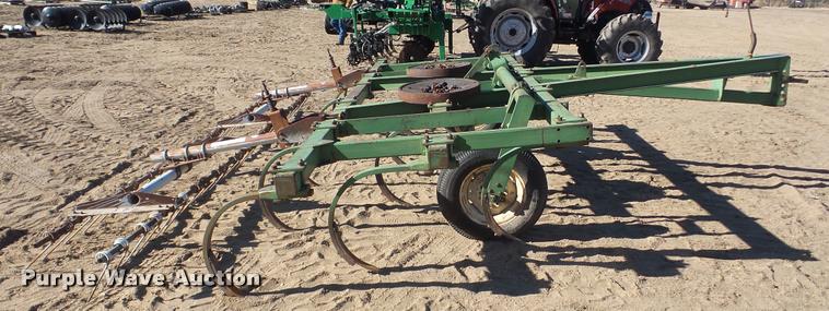 image for item DG9192 John Deere 100 chisel