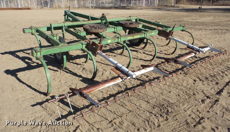 image for item DG9192 John Deere 100 chisel