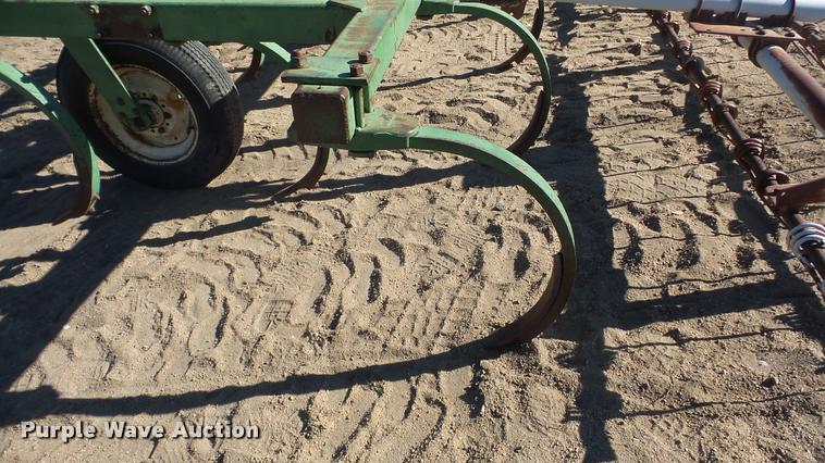 image for item DG9192 John Deere 100 chisel