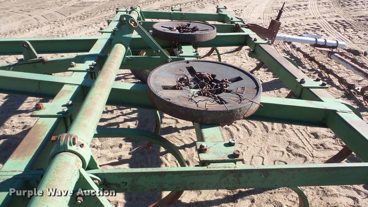 image for item DG9192 John Deere 100 chisel