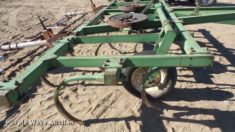 image for item DG9192 John Deere 100 chisel