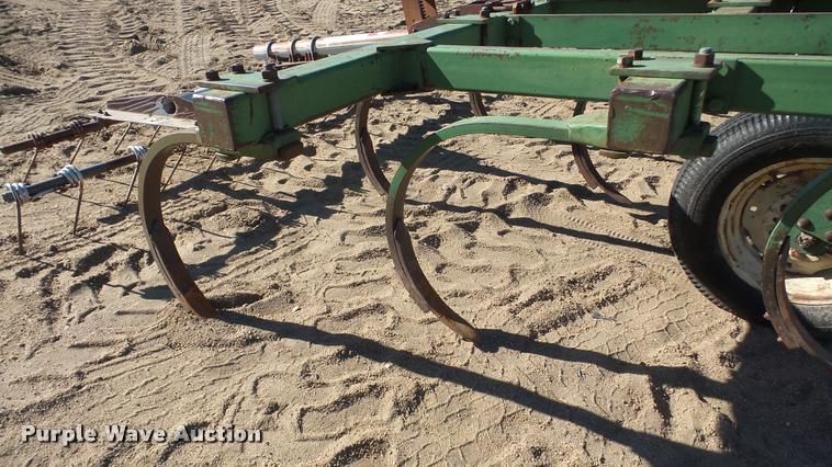 image for item DG9192 John Deere 100 chisel