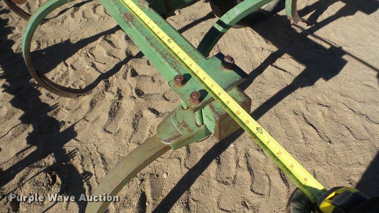 image for item DG9192 John Deere 100 chisel