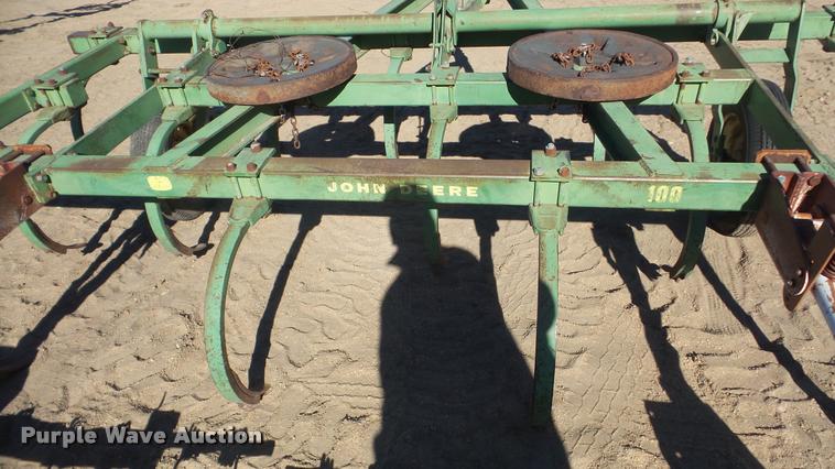 image for item DG9192 John Deere 100 chisel