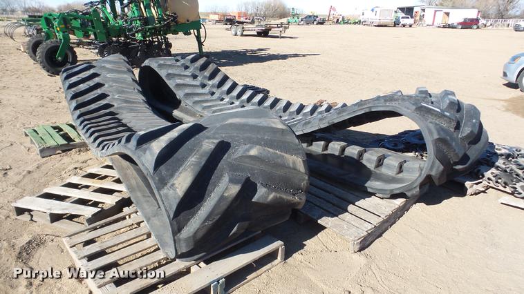 image for item DG9197 (2) John Deere 9520 rubber tracks