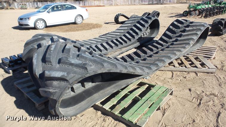 image for item DG9197 (2) John Deere 9520 rubber tracks