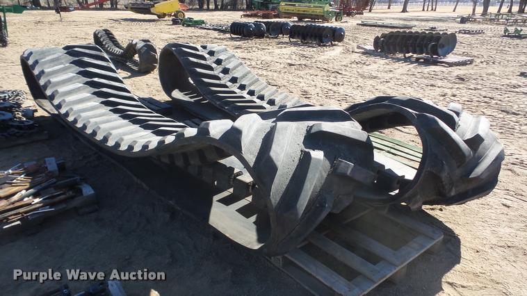 image for item DG9197 (2) John Deere 9520 rubber tracks