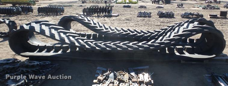 image for item DG9197 (2) John Deere 9520 rubber tracks