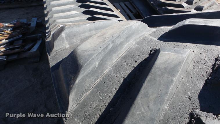 image for item DG9197 (2) John Deere 9520 rubber tracks