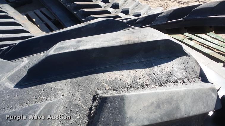 image for item DG9197 (2) John Deere 9520 rubber tracks