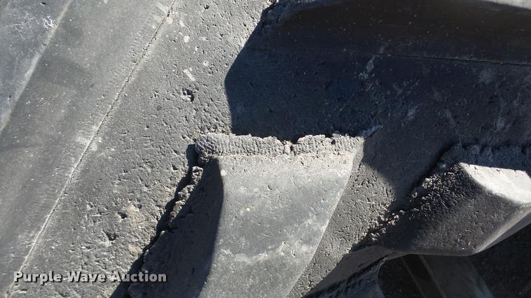 image for item DG9197 (2) John Deere 9520 rubber tracks