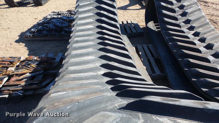 image for item DG9197 (2) John Deere 9520 rubber tracks