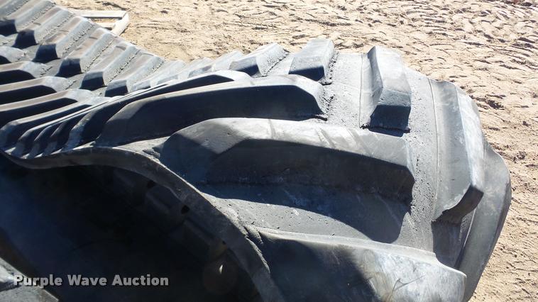 image for item DG9197 (2) John Deere 9520 rubber tracks