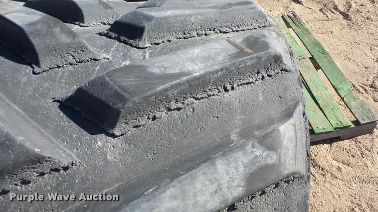 image for item DG9197 (2) John Deere 9520 rubber tracks