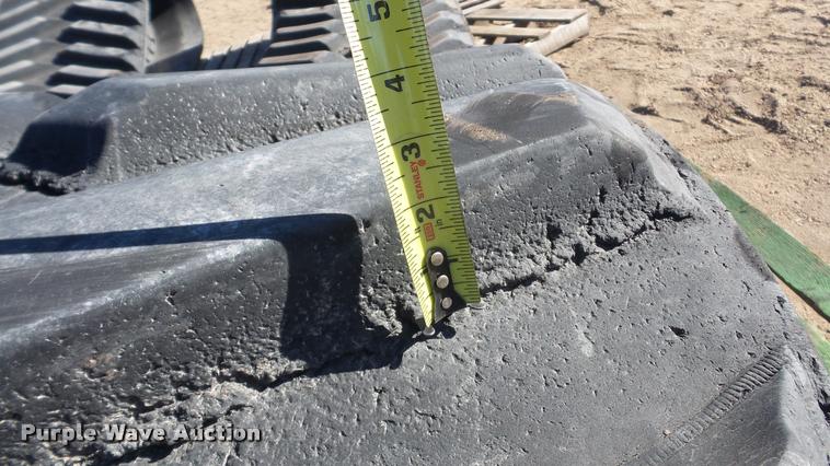 image for item DG9197 (2) John Deere 9520 rubber tracks