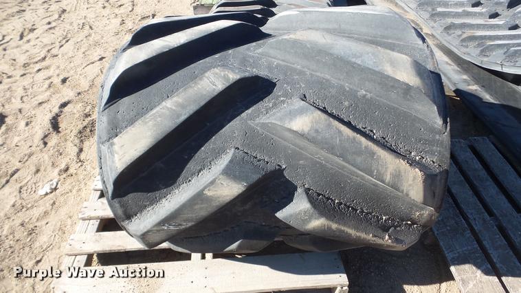 image for item DG9197 (2) John Deere 9520 rubber tracks