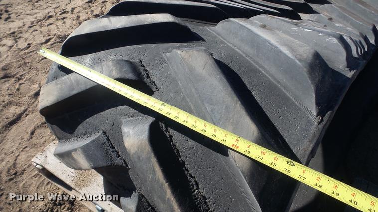 image for item DG9197 (2) John Deere 9520 rubber tracks