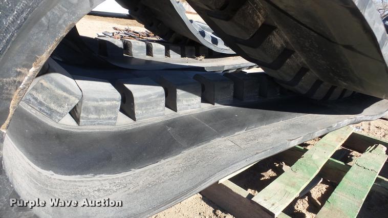 image for item DG9197 (2) John Deere 9520 rubber tracks