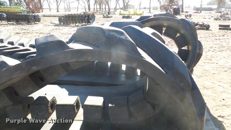 image for item DG9197 (2) John Deere 9520 rubber tracks