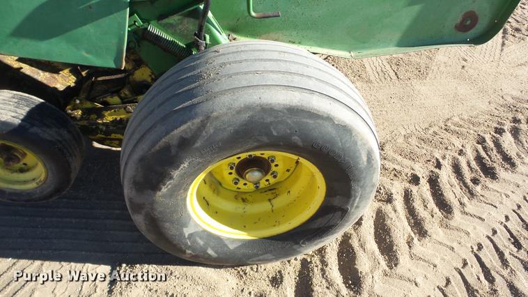 image for item DG9247 1984 John Deere 530 round baler
