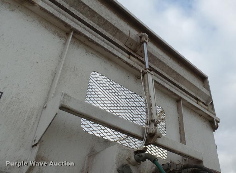 image for item J5724 2007 Artex V7 silage trailer