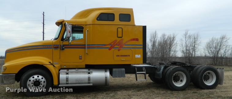 image for item J5001 2004 International 9400i SBA semi truck