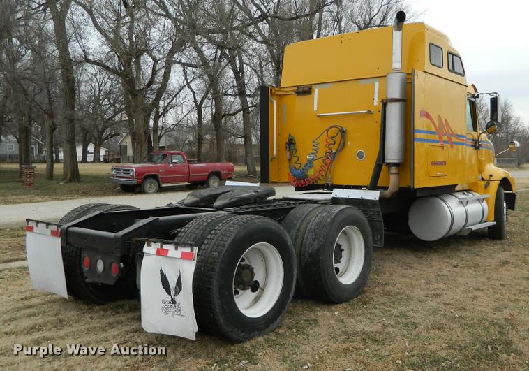 image for item J5001 2004 International 9400i SBA semi truck