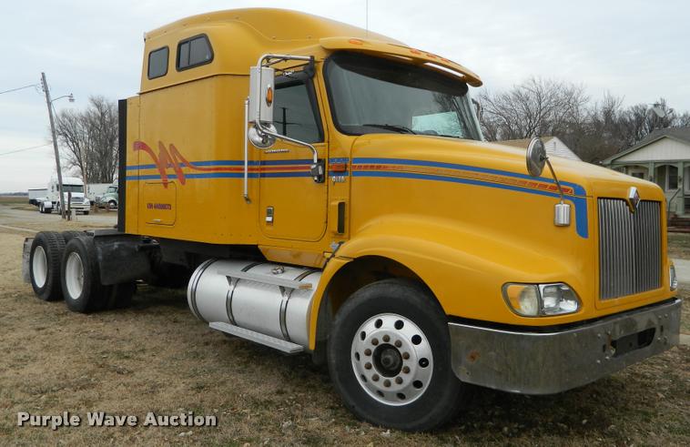 image for item J5001 2004 International 9400i SBA semi truck