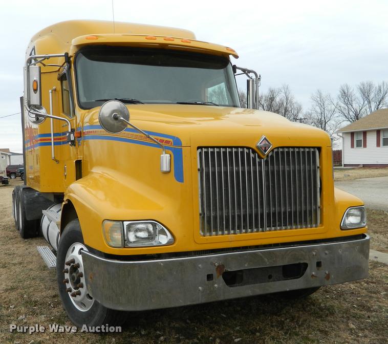 image for item J5001 2004 International 9400i SBA semi truck