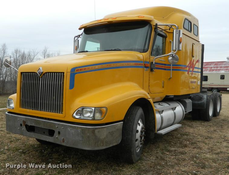 image for item J5001 2004 International 9400i SBA semi truck