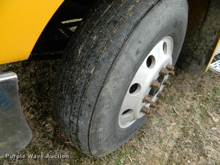 image for item J5001 2004 International 9400i SBA semi truck