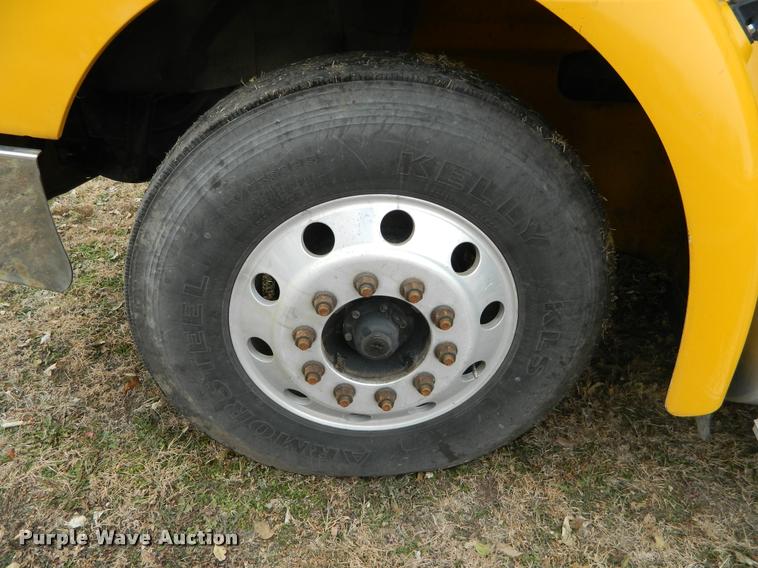 image for item J5001 2004 International 9400i SBA semi truck