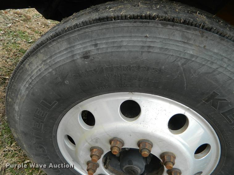 image for item J5001 2004 International 9400i SBA semi truck