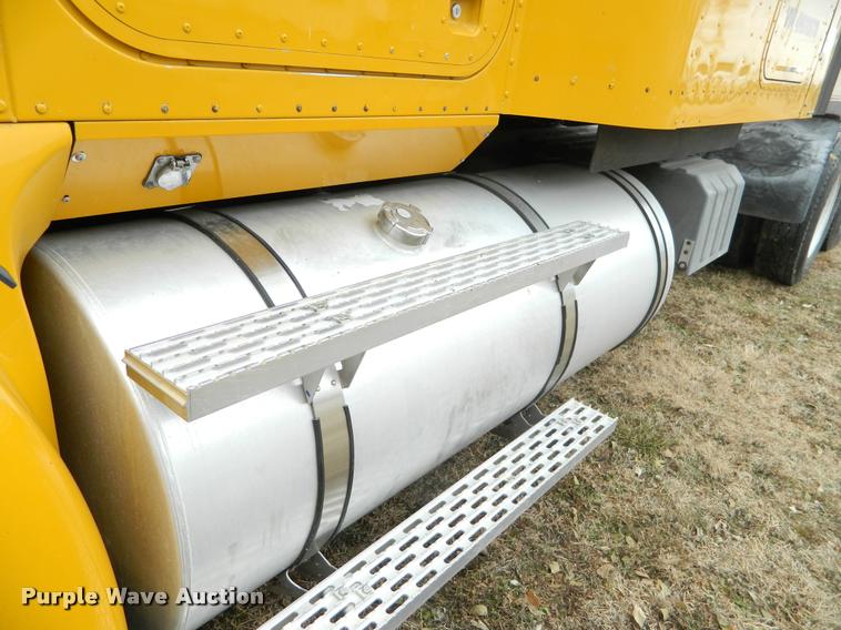 image for item J5001 2004 International 9400i SBA semi truck